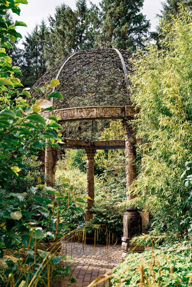Luxury Lakeview Retreat: Ornamental gazebo in the gardens