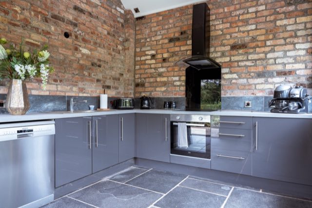Luxury Lakeview Retreat: Fitted kitchen with dishwasher, oven and coffee machine