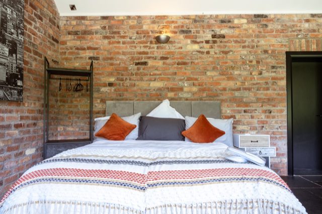 Luxury Lakeview Retreat: Super king bed with a woven throw