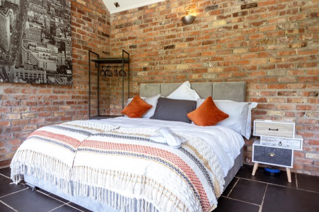 Luxury Lakeview Retreat: Super king bed with bedside tables
