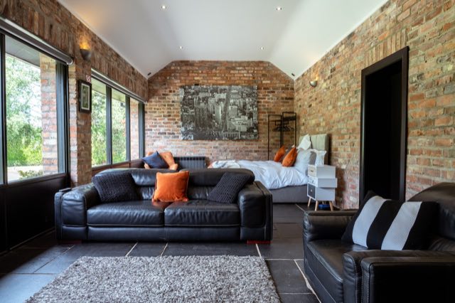 Luxury Lakeview Retreat: Open-plan room with sofas, rug and bed