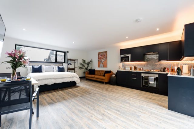 Luxury Studio: Open-plan studio with bed, sofa and fitted kitchen