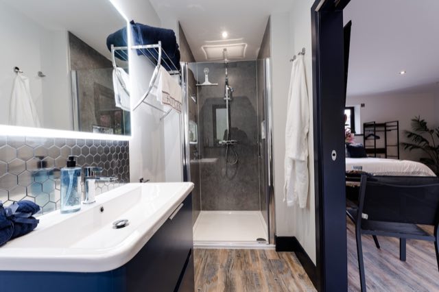 Luxury Studio: Bathroom with walk-in shower