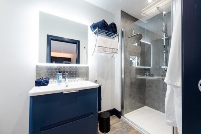 Luxury Studio: Bathroom basin and walk-in shower
