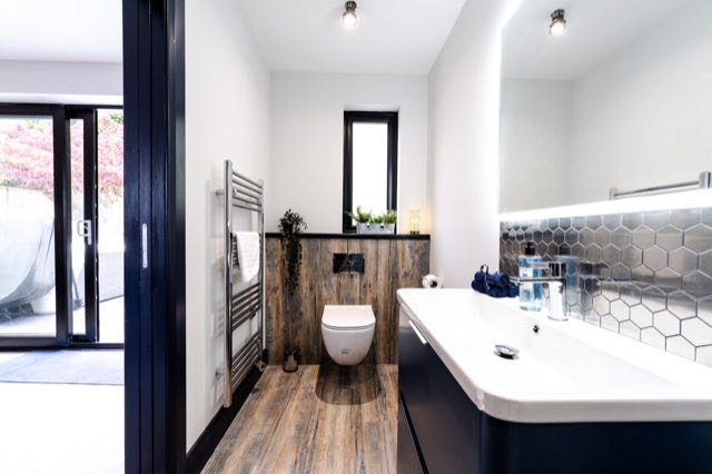 Luxury Studio: Bathroom with toilet, basin and heated towel rail