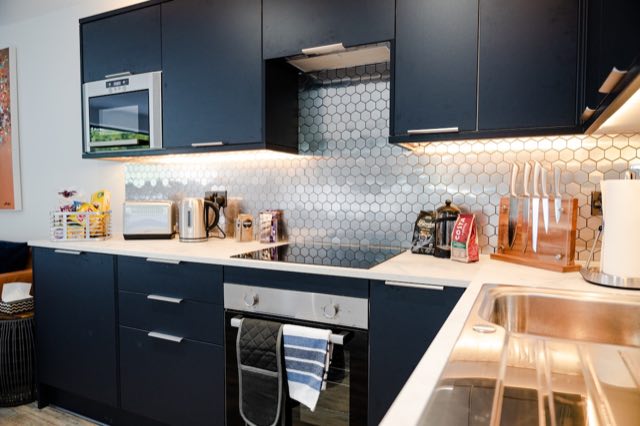 Luxury Studio: Fitted kitchen with oven, hob, microwave and coffee machine