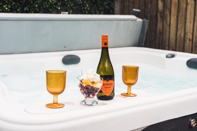 Luxury Studio: Prosecco and glasses on the edge of the hot tub