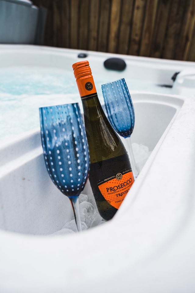 Luxury Studio: Prosecco and glasses in the hot tub