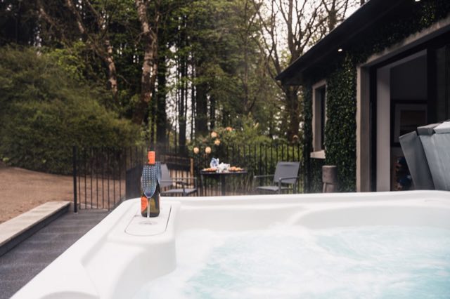 Luxury Studio: Private hot tub on the patio, surrounded by trees