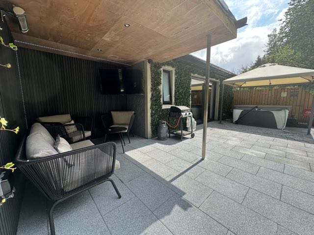 Luxury Studio: Covered outdoor lounge beside the patio and hot tub