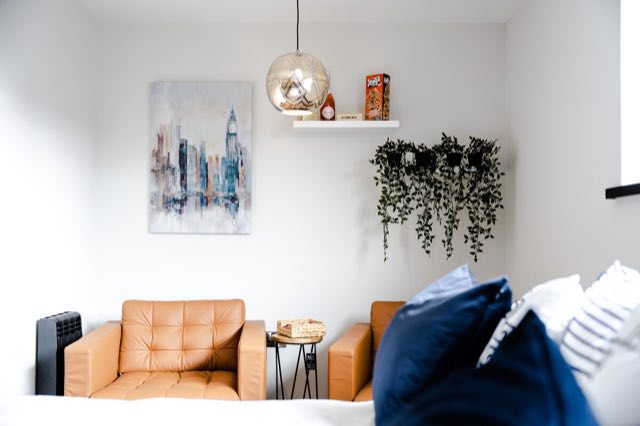 Luxury Studio: Seating corner with leather armchairs and artwork