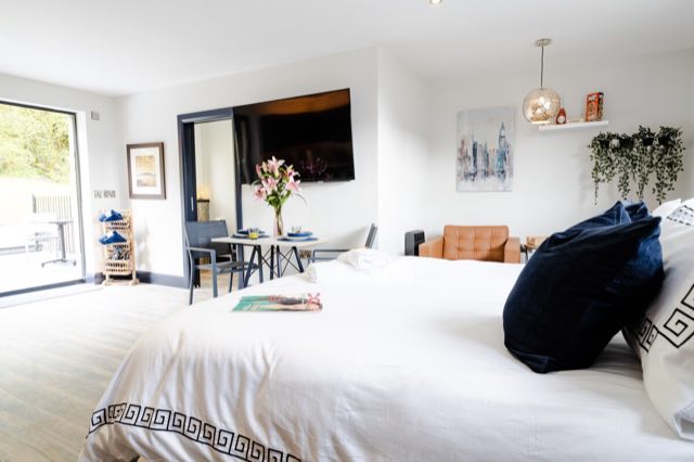Luxury Studio: Super king bed, dining table and TV