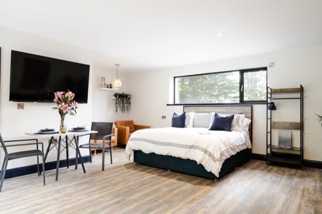 Luxury Studio: Super king bed, dining table and wall-mounted TV