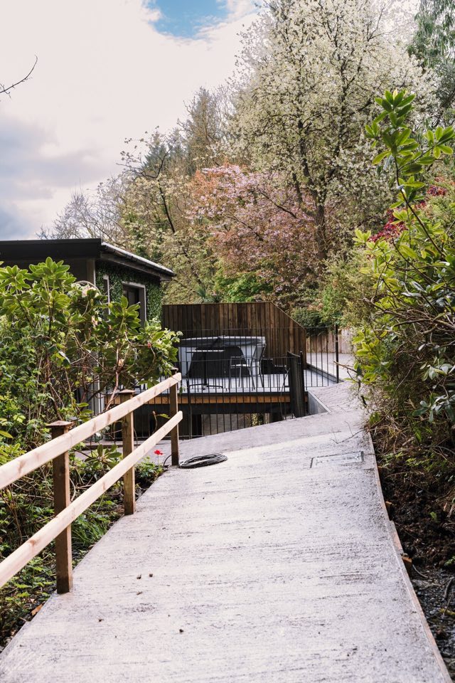 Luxury Studio: Path down through the gardens to the studio