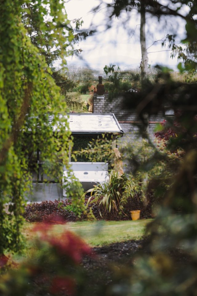 Luxury Studio: The studio seen through the garden trees