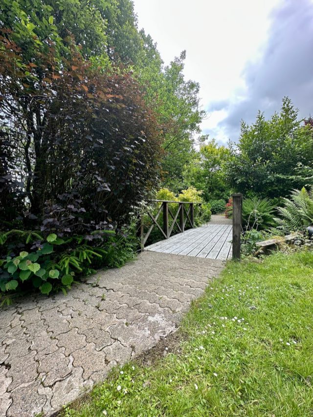 Luxury Studio: Path and footbridge through the gardens